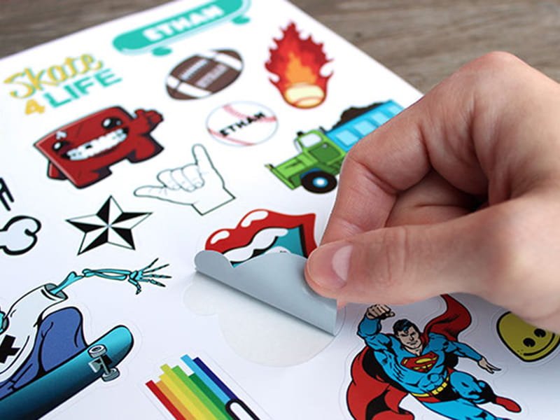 Resultado de corte digital en papel y vinil — etiquetas y stickers